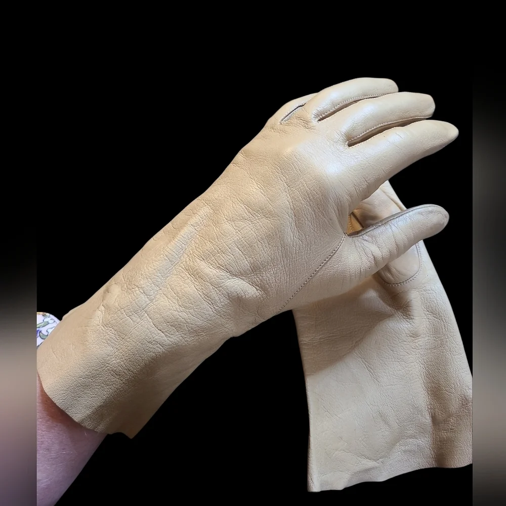 Classic Women's Leather Gloves in Cream